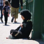 من الفقر إلى الجريمة: تسول الأطفال يتحول إلى مشكلة اجتماعية خطيرة في العراق