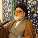العلّامة السيّد مرتضى الكشميري يؤم المؤمنين لصلاة الجمعة  في مقر الإدارة الجعفرية