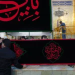 أرجاء الصحن العلوي المُطهَّر تتَّشح بلافتات الأسى والعزاء إيذانًا بحلول شهر الأحزان شهر مُحرَّم الحرام+ صور